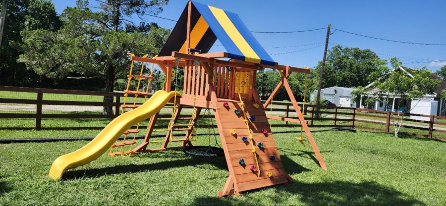 Parrot Island Playcenter with Tarp Installed 1